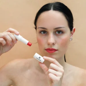 Baume-levre-teinte-rouge_e65487fe-a715-43a1-b51b-d980d8d18fe7